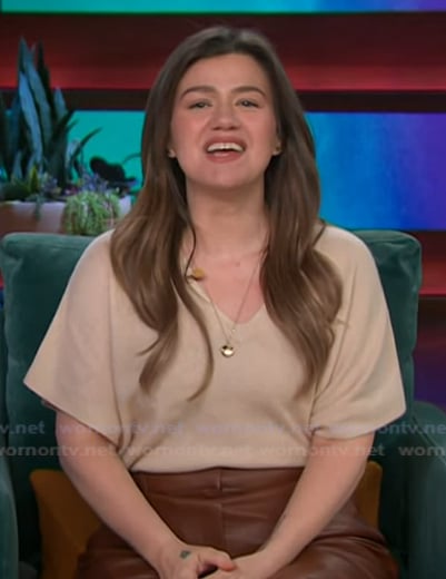 Kelly’s beige v-neck sweater on The Kelly Clarkson Show