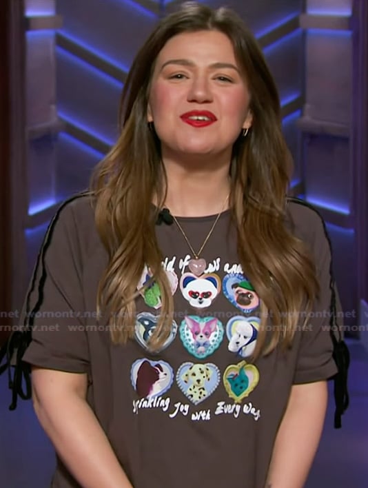 Kelly’s black graphic tee on The Kelly Clarkson Show