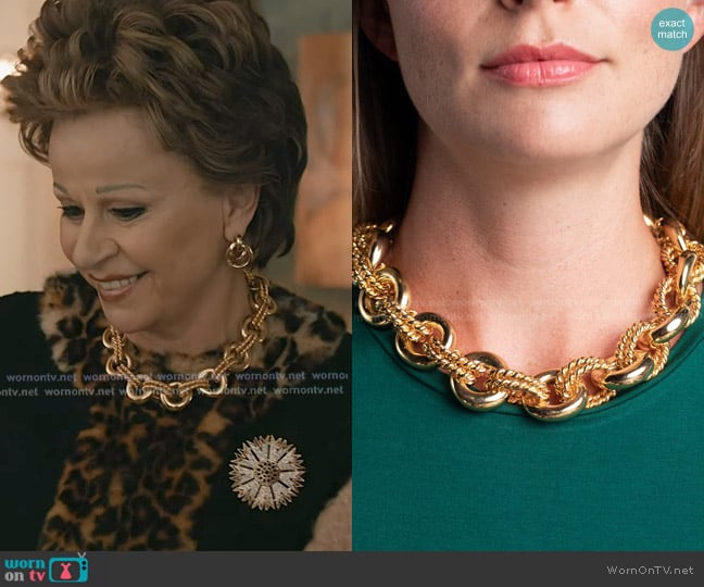 Betty’s gold link necklace on Elsbeth Betty’s gold link necklace on Elsbeth