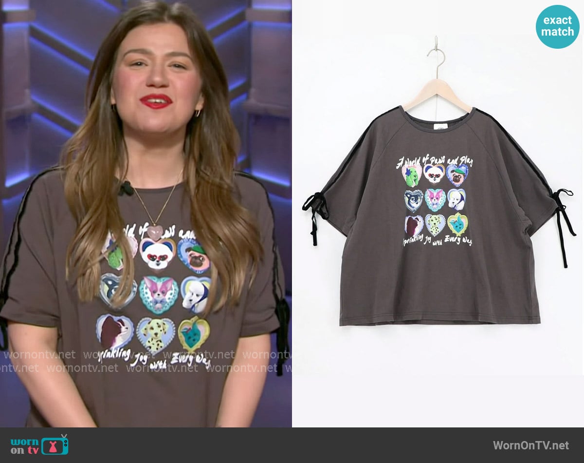 Scolar A World of Paws and Play worn by Kelly Clarkson on The Kelly Clarkson Show