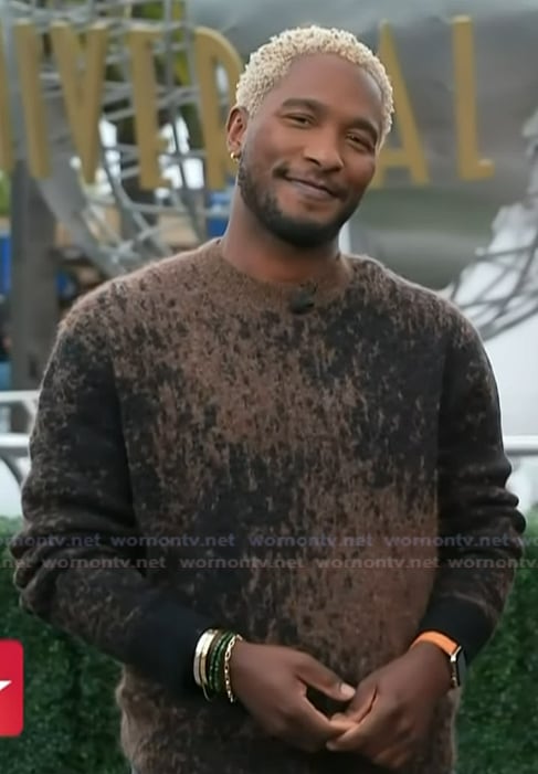 Scott’s brown knit sweater on Access Hollywood