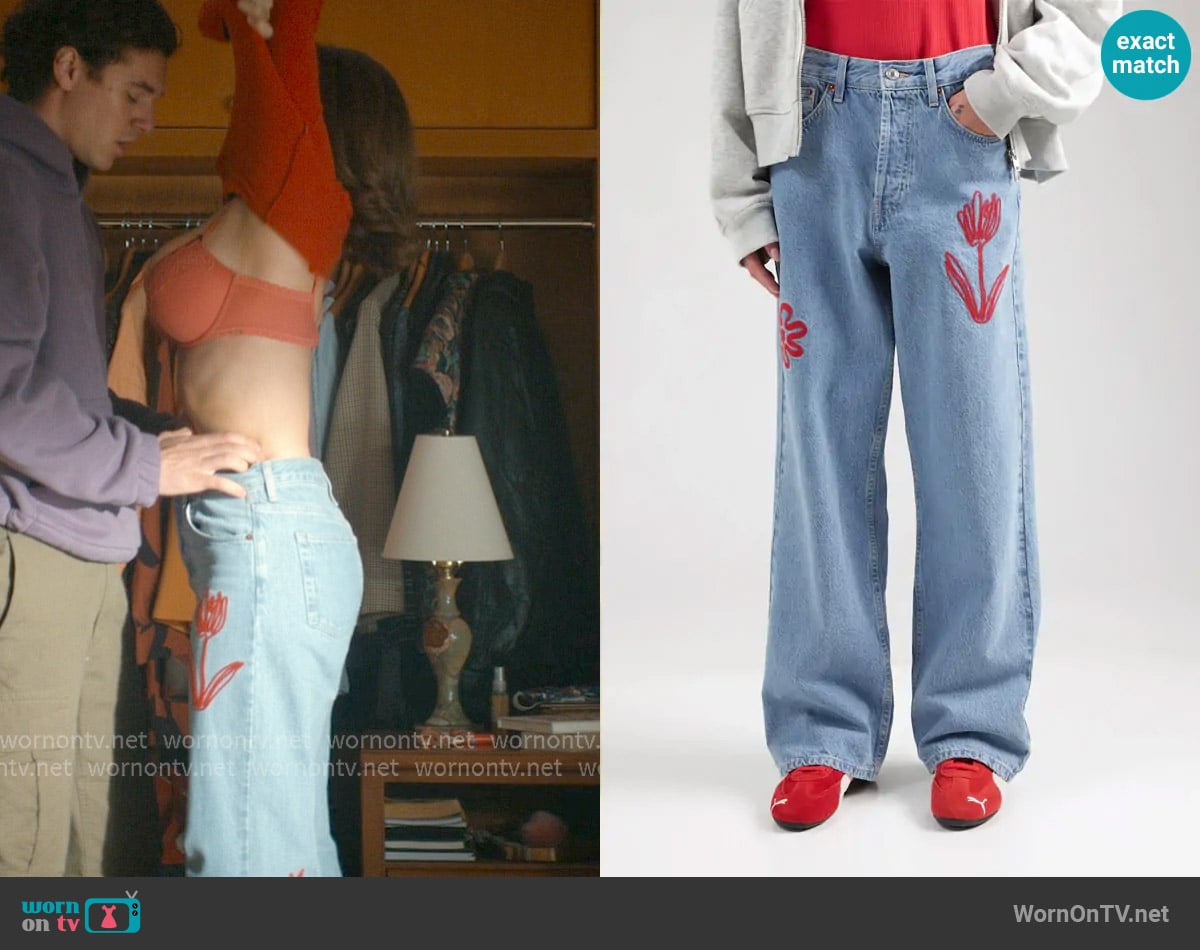 Topshop Mid rise loose fit jeans with red floral embroidery in mid blue worn by Hannah Wells (Ella Bright) on Off Campus
