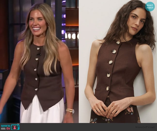 Shea McGee’s brown vest on The Kelly Clarkson Show