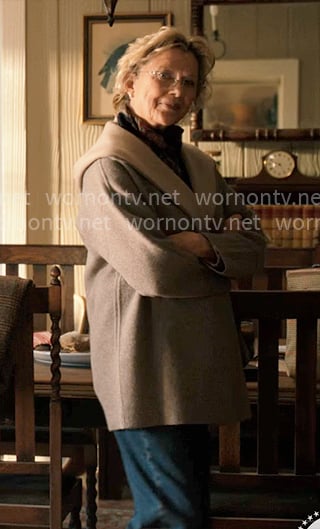 Beulah’s two-tone hooded cardigan on Dutton Ranch