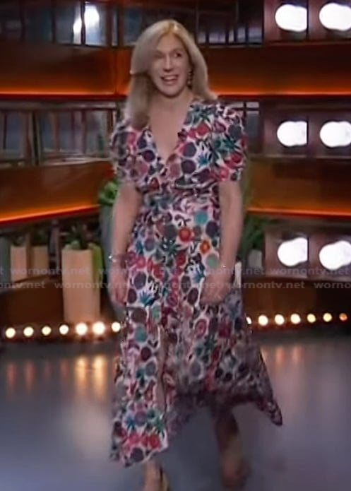 Lauren Tarshis’s floral v-neck dress on The Kelly Clarkson Show