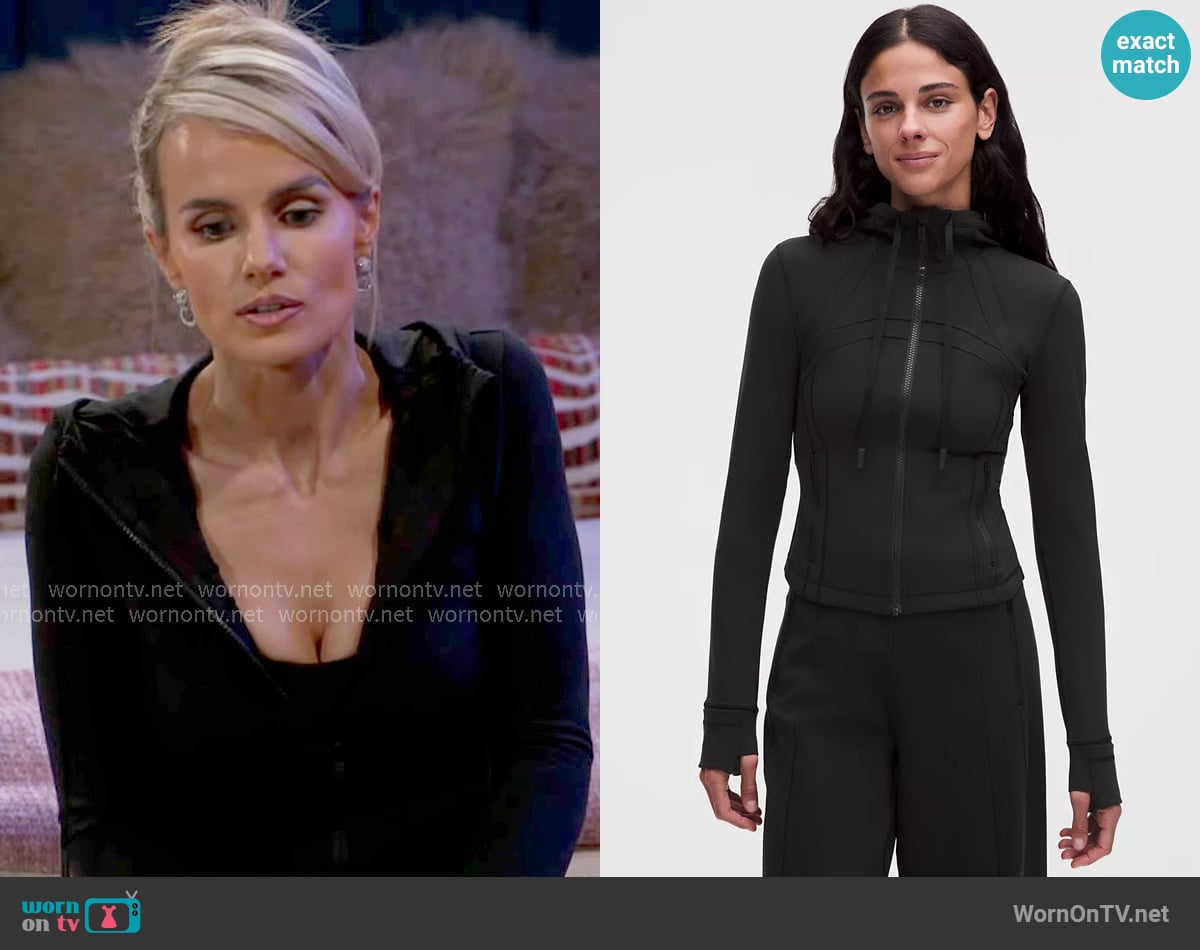 Lululemon Define Cropped Hooded Jacket in Black worn by Vanessa McBride (Lauren Buglioli) on Beyond the Gates