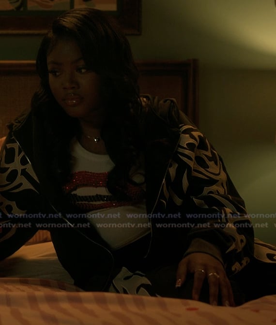 Lynae’s gray printed hoodie and sweatpants on The Chi