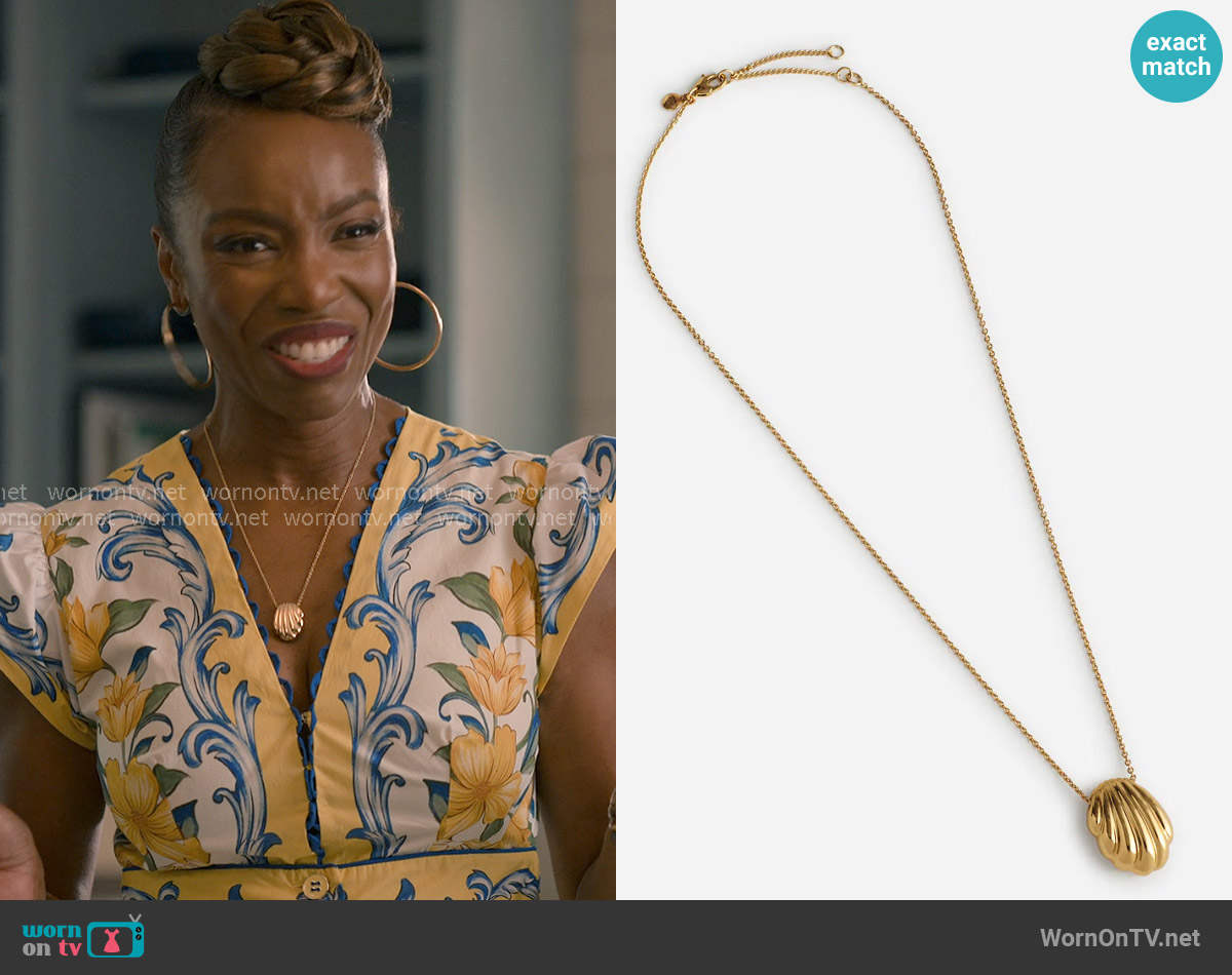 Madewell Seashell Pendant Necklace worn by Helen Decatur (Heather Headley) on Sweet Magnolias