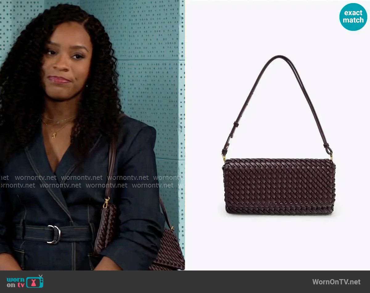Zara Woven Bag worn by Naomi Hamilton Hawthorne (Arielle Prepetit) on Beyond the Gates