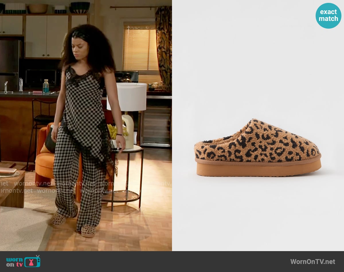 Aerie Sherpa Scuff Slippers worn by Eva Thomas (Ambyr Michelle) on Beyond the Gates