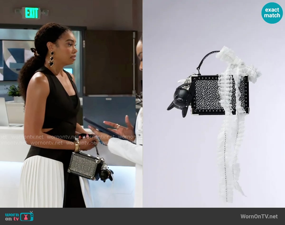 Akira Kelyn Junk Bag worn by Chelsea Hamilton (RhonniRose Mantilla) on Beyond the Gates
