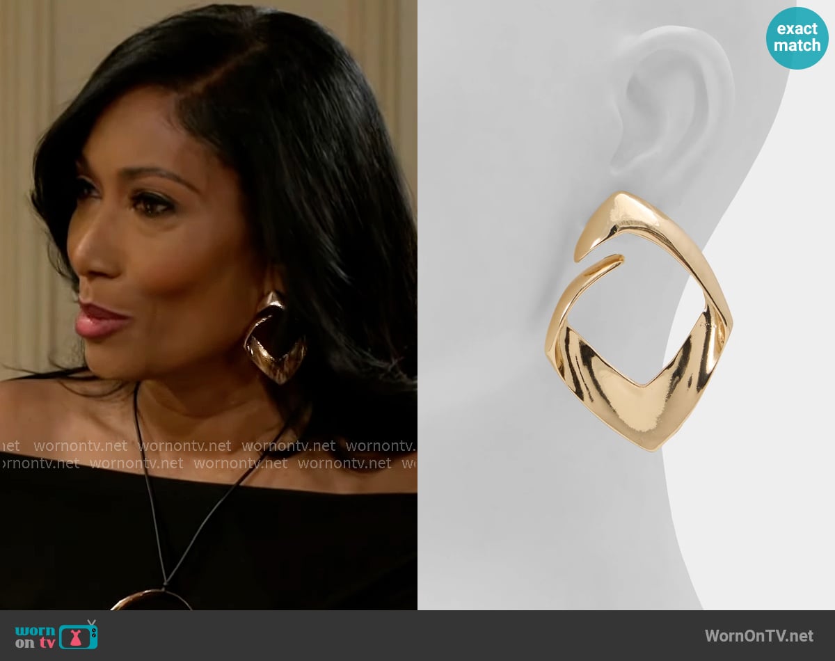 Aldo Geolia Earrings worn by Dana 'Leslie' Thomas (Trisha Mann-Grant) on Beyond the Gates
