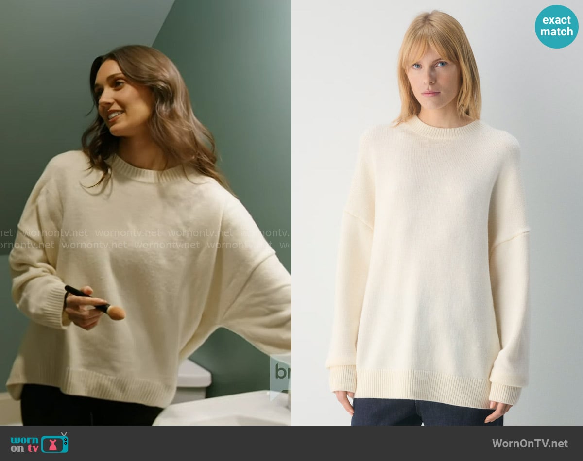 Aritzia Chunky Merino Wool Crew Sweater worn by Whitney Fransway on In The City