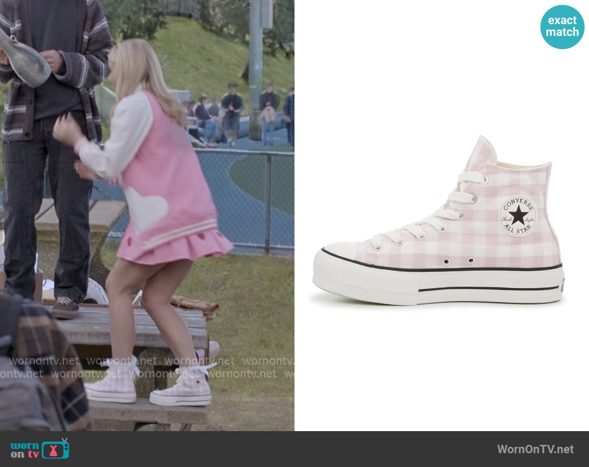 Elle’s pink gingham check sneakers on Elle