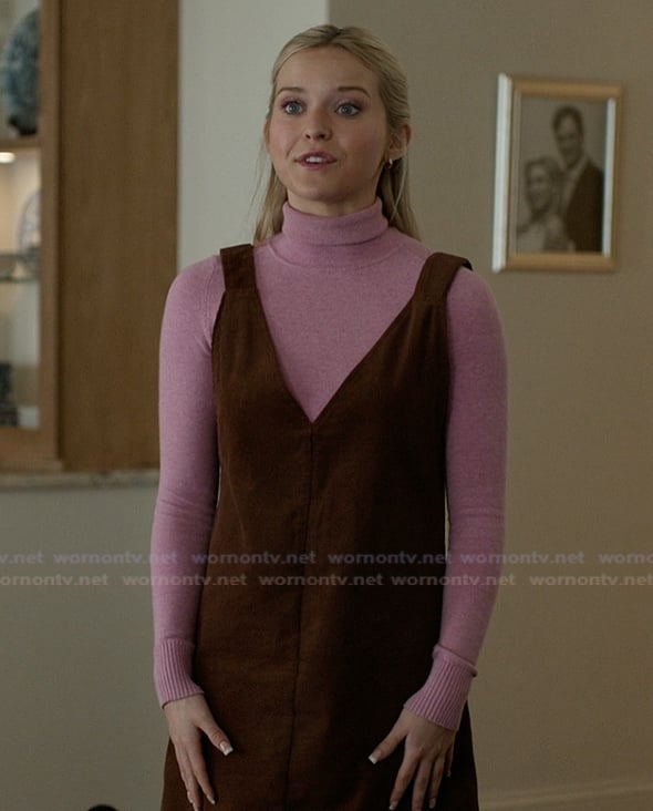 Elle’s brown corduroy pinafore dress on Elle