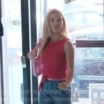 Elle’s pink tank top and printed jeans on Elle
