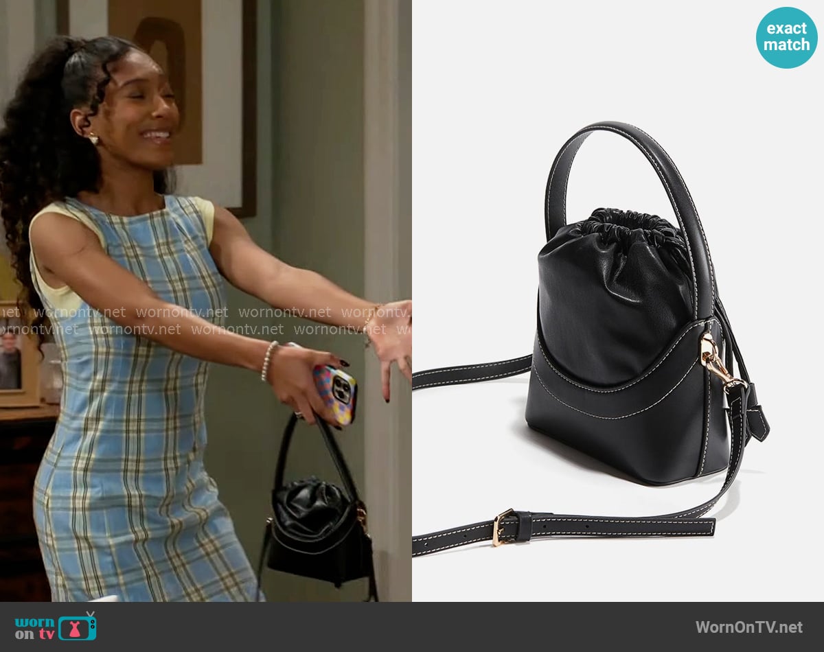 H&M Crossbody bucket bag worn by Samantha Richardson (Najah Jackson) on Beyond the Gates