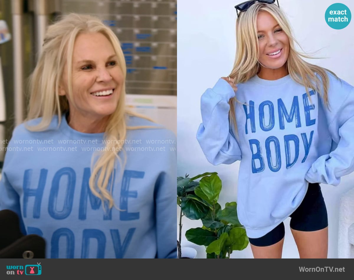Kristi’s blue Home Body sweatershirt on The McBee Dynasty Real American Cowboys Kristi’s blue Home Body sweatershirt on The McBee Dynasty Real American Cowboys