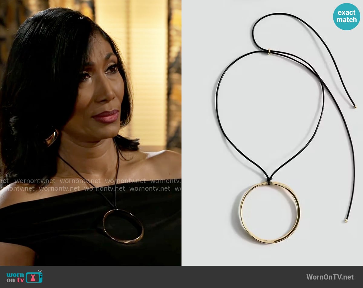 Mango Hoop Pendant Necklace worn by Dana 'Leslie' Thomas (Trisha Mann-Grant) on Beyond the Gates