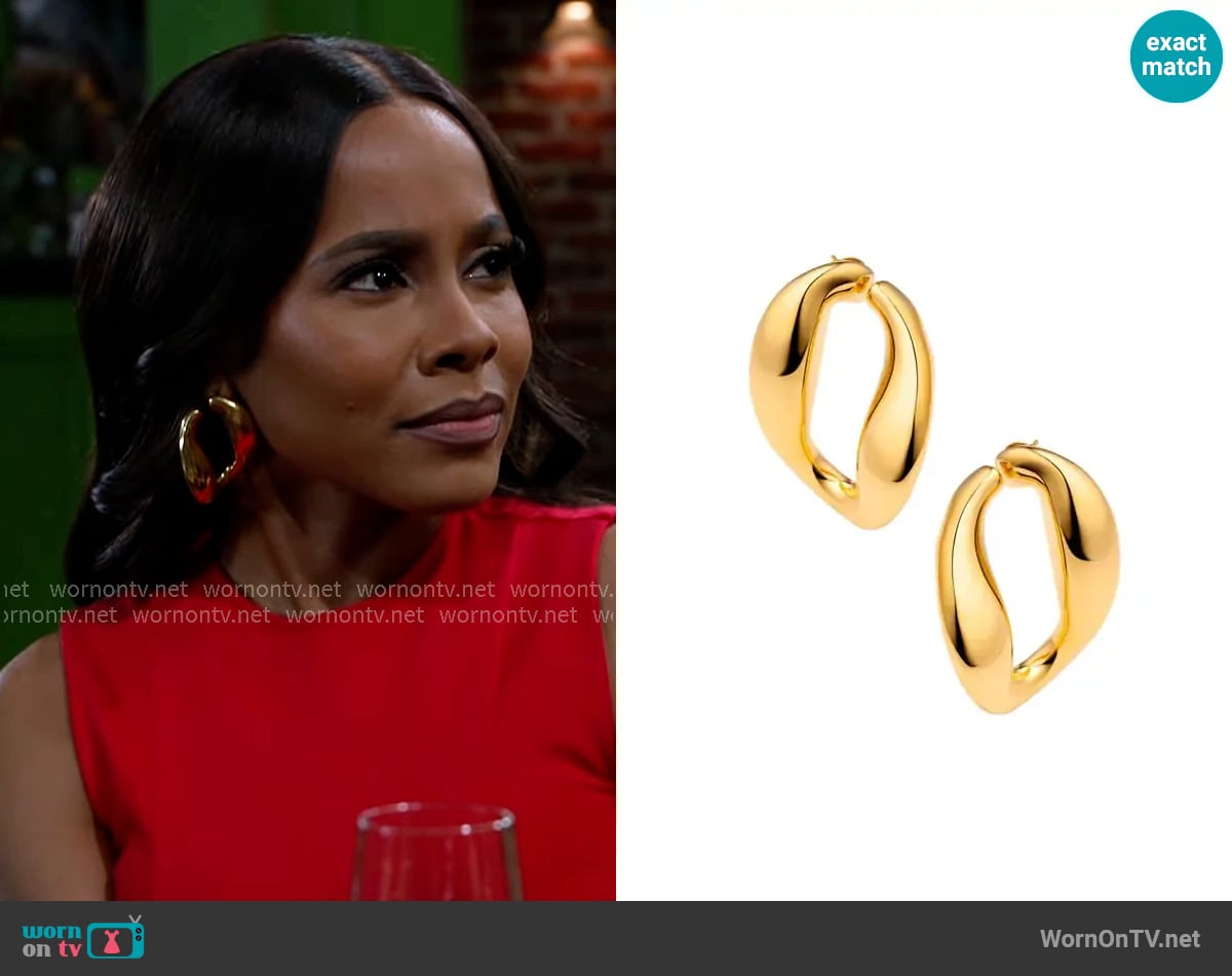 Misho Chunky Chain Hoops worn by Hayley Lawson (Marquita Goings) on Beyond the Gates