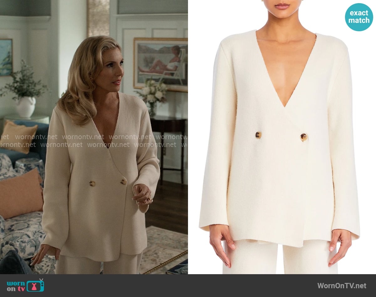 Seroya Tundra Sweater in Eggshell worn by Eva Woods (June Diane Raphael) on Elle