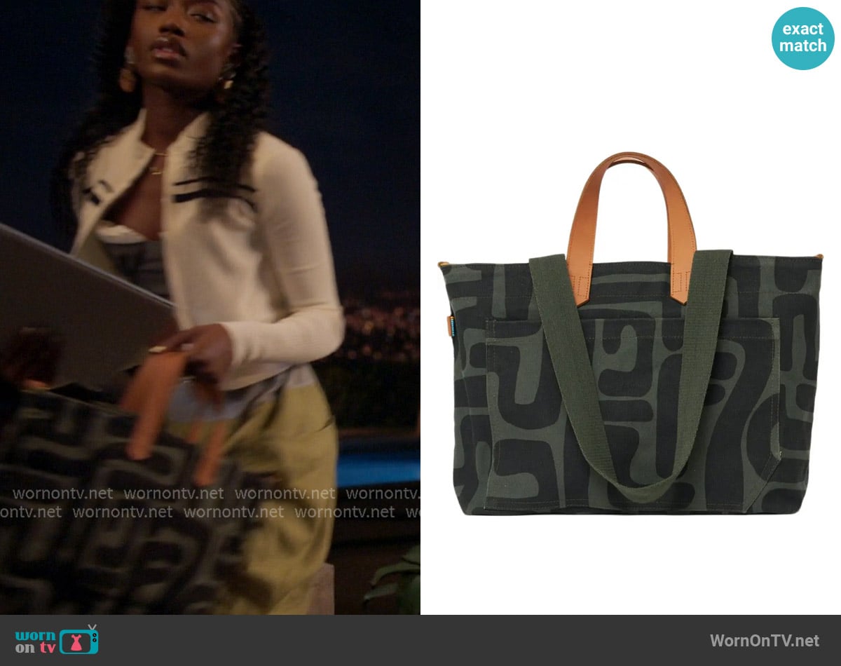 Miranda’s gray printed tote bag on All American Miranda’s gray printed tote bag on All American
