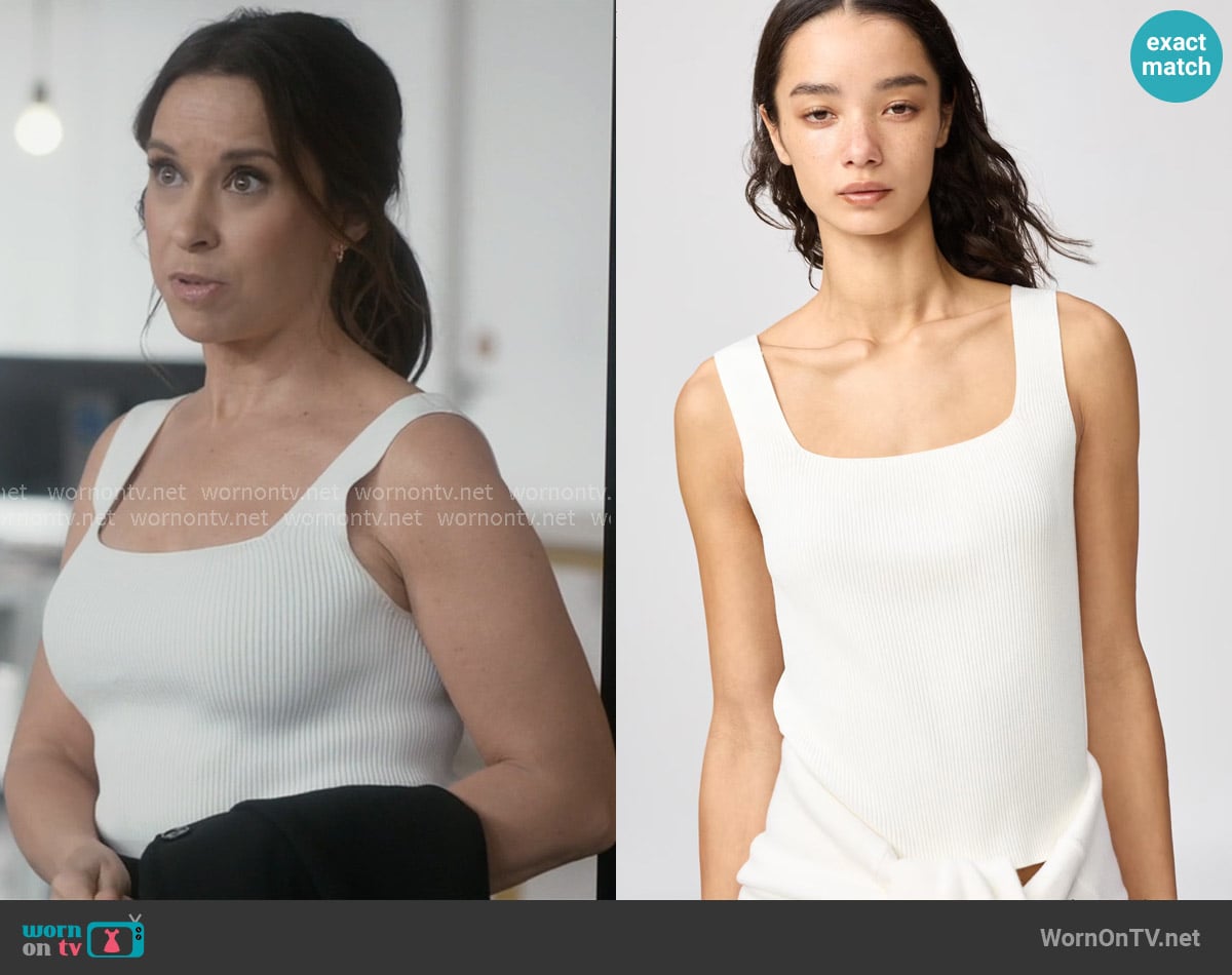 Uniqlo 3D Knit Ribbed Sleeveless Sweater in Off White worn by Chelsea Martin (Lacey Chabert) on Paris is Always a Good Idea