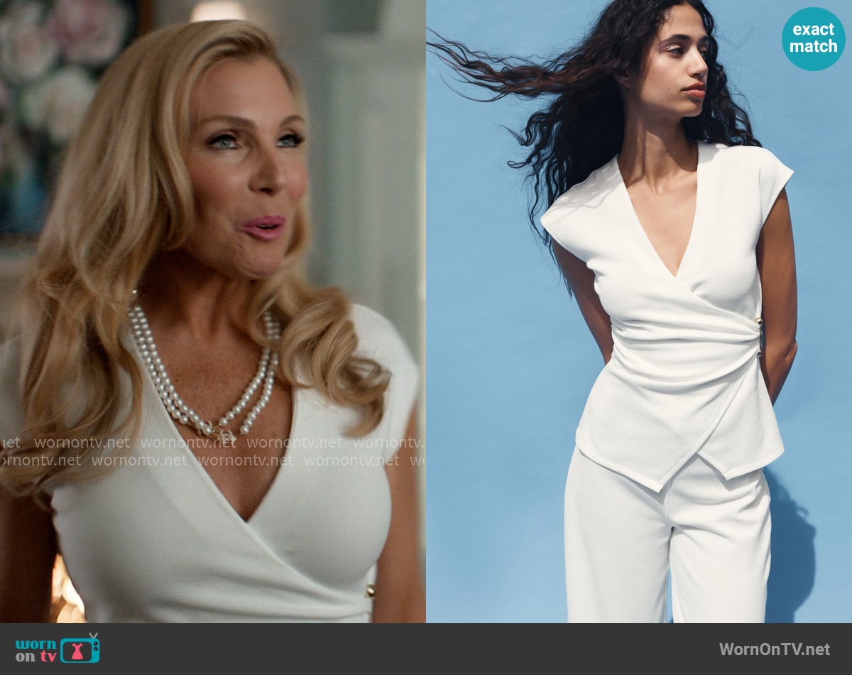 Zara Textures Clasp Top in Oyster White worn by Eva Woods (June Diane Raphael) on Elle