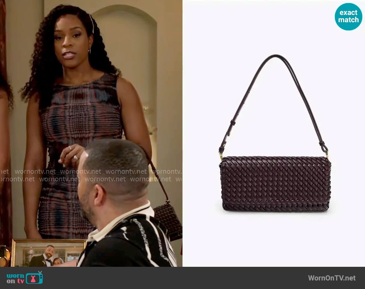 Zara Woven Bag worn by Naomi Hamilton Hawthorne (Arielle Prepetit) on Beyond the Gates