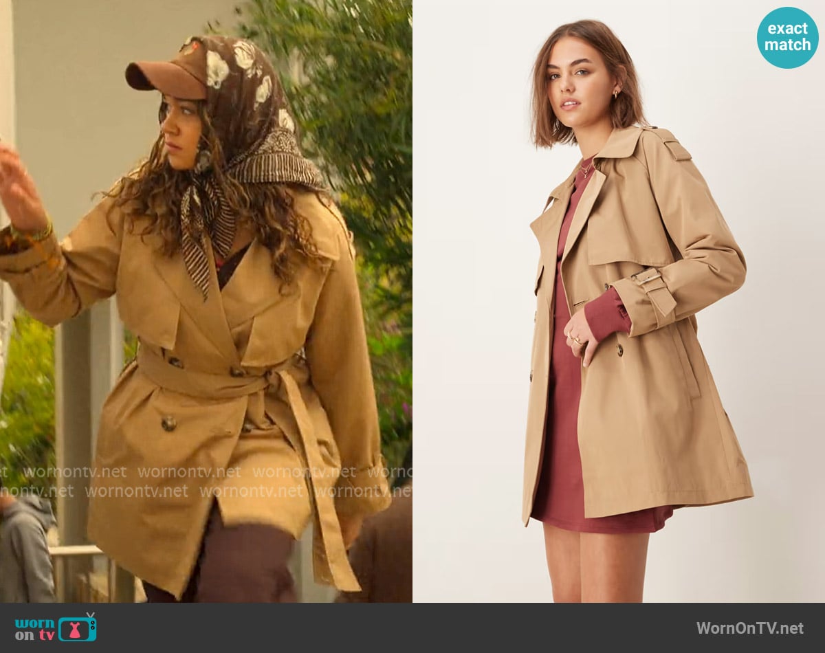 Abercrombie and Fitch Cropped trench jacket in tan worn by Kiara Carrera (Madison Bailey) on Outer Banks Abercrombie and Fitch Cropped trench jacket in tan worn by Kiara Carrera (Madison Bailey) on Outer Banks