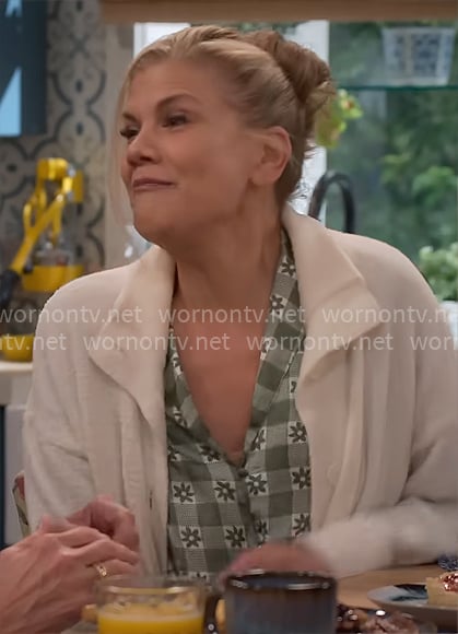 Carol's green printed pajamas on Leanne