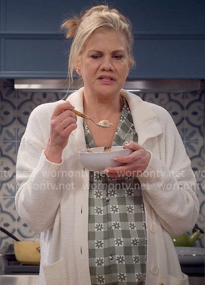 Carol's green printed pajamas on Leanne