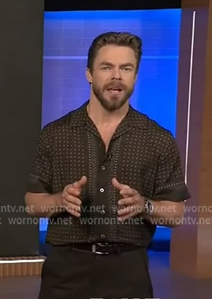Derek Hough’s brown printed short sleeve shirt on Extra