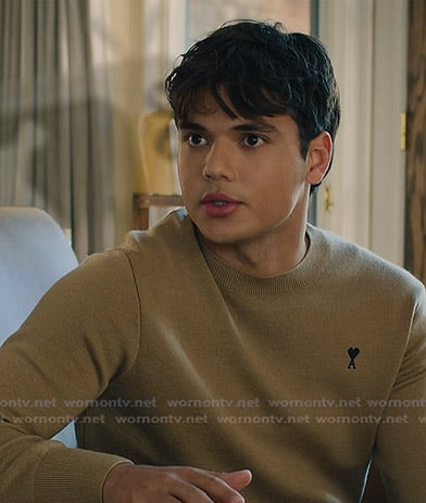 Eliot’s brown sweater on My Life with the Walter Boys Eliot’s brown sweater on My Life with the Walter Boys