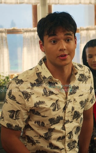 Eliot’s white printed short sleeve shirt on My Life with the Walter Boys