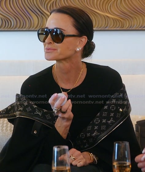 Kyle’s black sunglasses on The Real Housewives Ultimate Girls Trip Kyle’s black sunglasses on The Real Housewives Ultimate Girls Trip