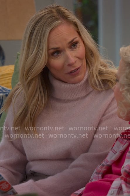 Leanne’s pink turtleneck sweater on Leanne Leanne’s pink turtleneck sweater on Leanne