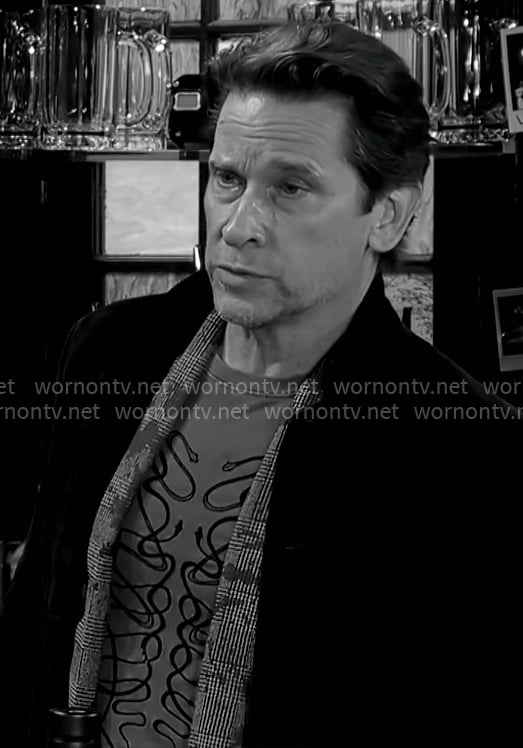 Matt’s snake graphic tee on The Young and the Restless Matt’s snake graphic tee on The Young and the Restless