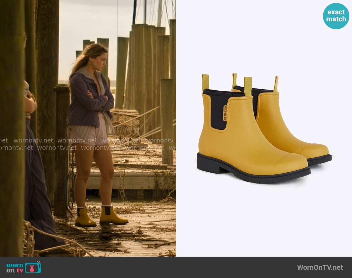 Merry People Bobbi Ankle Rain Boot in Mustard Yellow & Black worn by Sarah Cameron (Madelyn Cline) on Outer Banks Merry People Bobbi Ankle Rain Boot in Mustard Yellow & Black worn by Sarah Cameron (Madelyn Cline) on Outer Banks