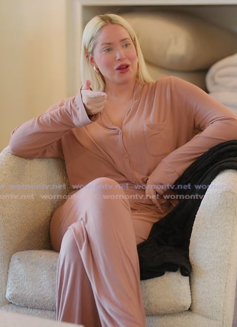Olivia’s pink pajama set on The Girls A Khloe Kardashian Project Olivia’s pink pajama set on The Girls A Khloe Kardashian Project