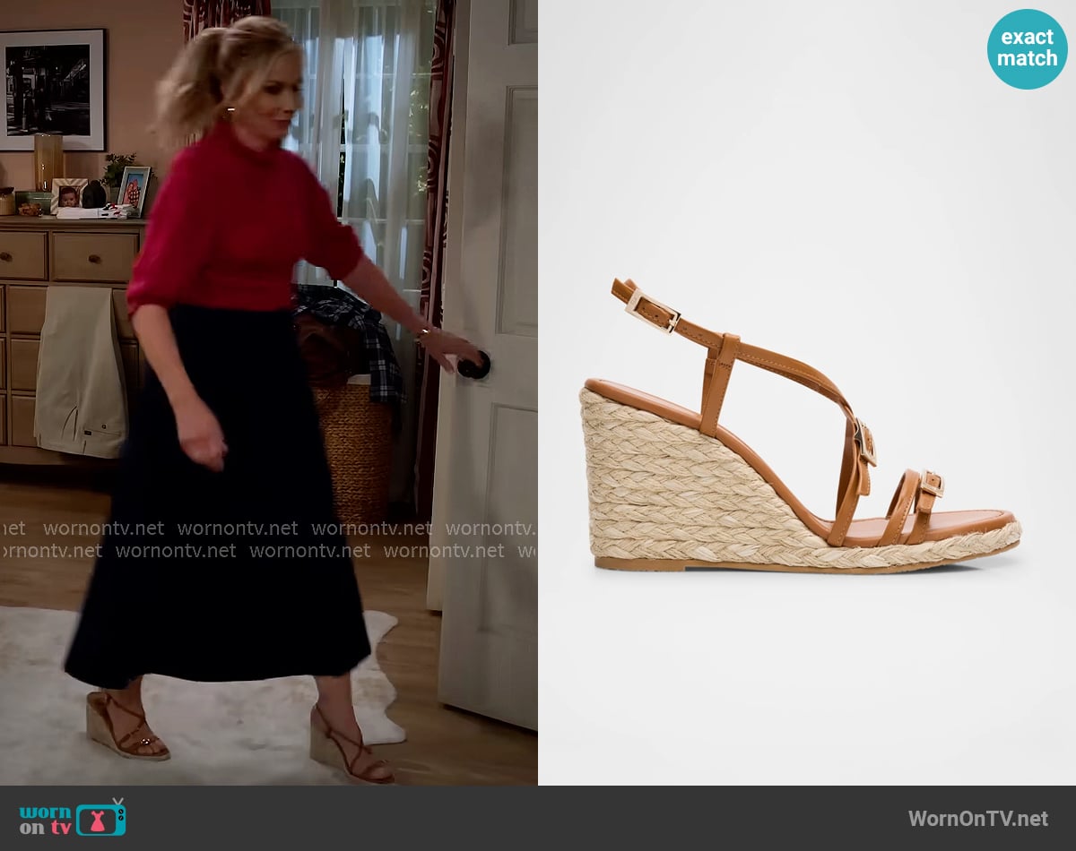 Stuart Weitzman Georgie Strappy Wedge Espadrille Sandals worn by Leanne Murphy (Leanne Morgan) on Leanne