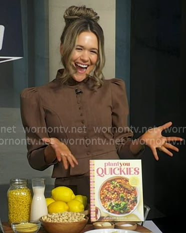 Carleigh Bodrug’s brown jacket on Good Morning America Carleigh Bodrug’s brown jacket on Good Morning America