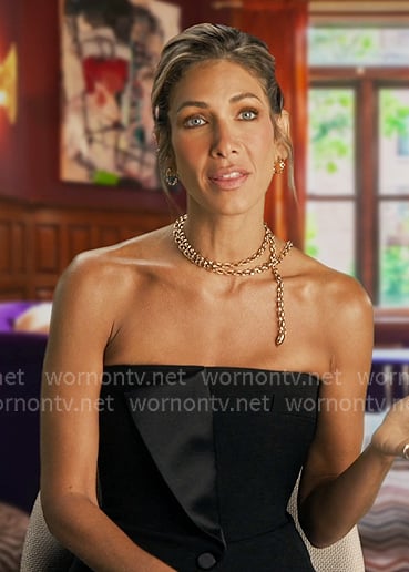 Erin’s black strapless confessional top on The Real Housewives of New York City Erin’s black strapless confessional top on The Real Housewives of New York City