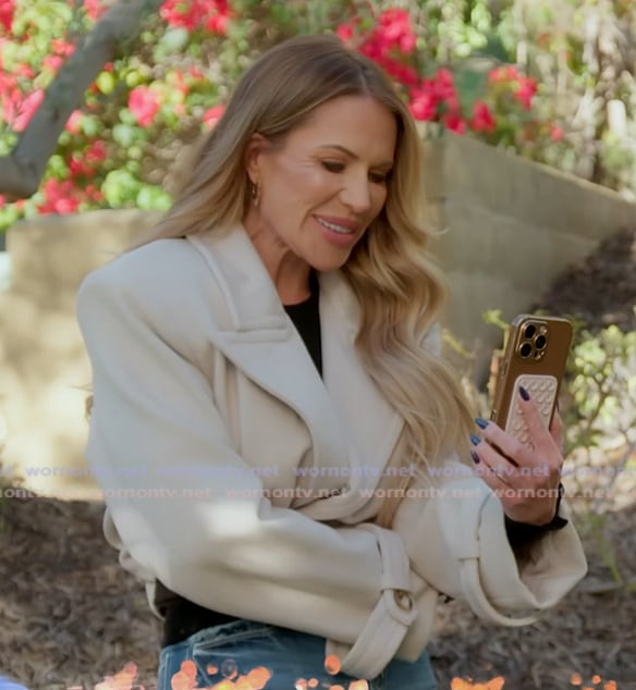 Jennifer’s beige sherpa jacket on The Real Housewives of Orange County Jennifer’s beige sherpa jacket on The Real Housewives of Orange County
