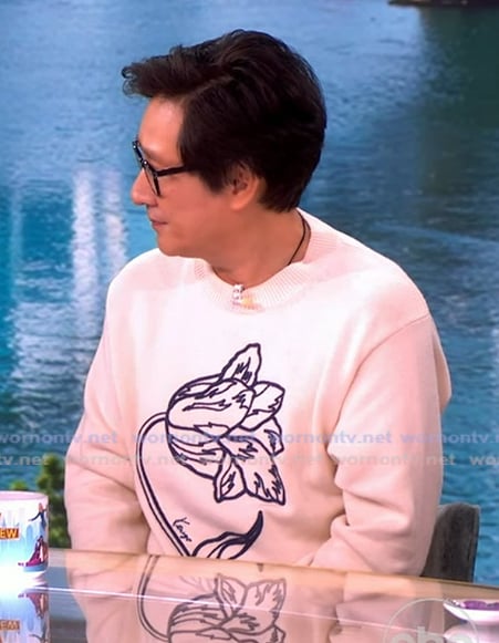 Ke Huy Quan’s white floral embroidered sweater on The View