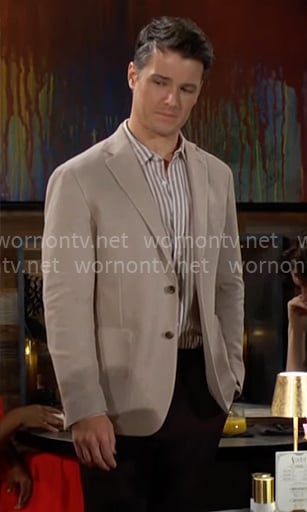Kyle’s brown striped shirt and beige blazer on The Young and the Restless
