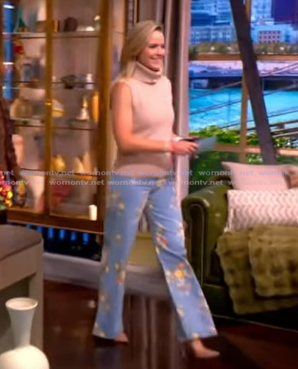 Sara’s beige turtleneck top and floral pants on The View Sara’s beige turtleneck top and floral pants on The View