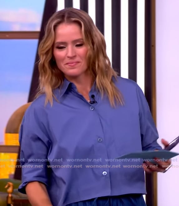 Sara’s blue cropped shirt on The View