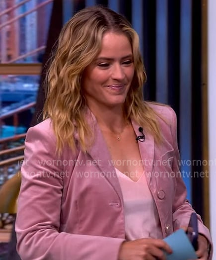 Sara’s pink velour blazer and pants on The View Sara’s pink velour blazer and pants on The View