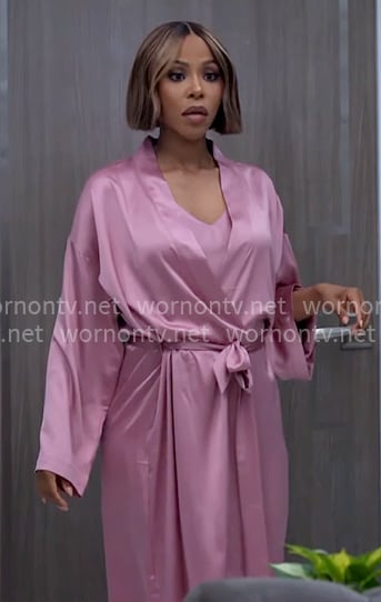 Andi's pink robe on Tyler Perrys Sistas